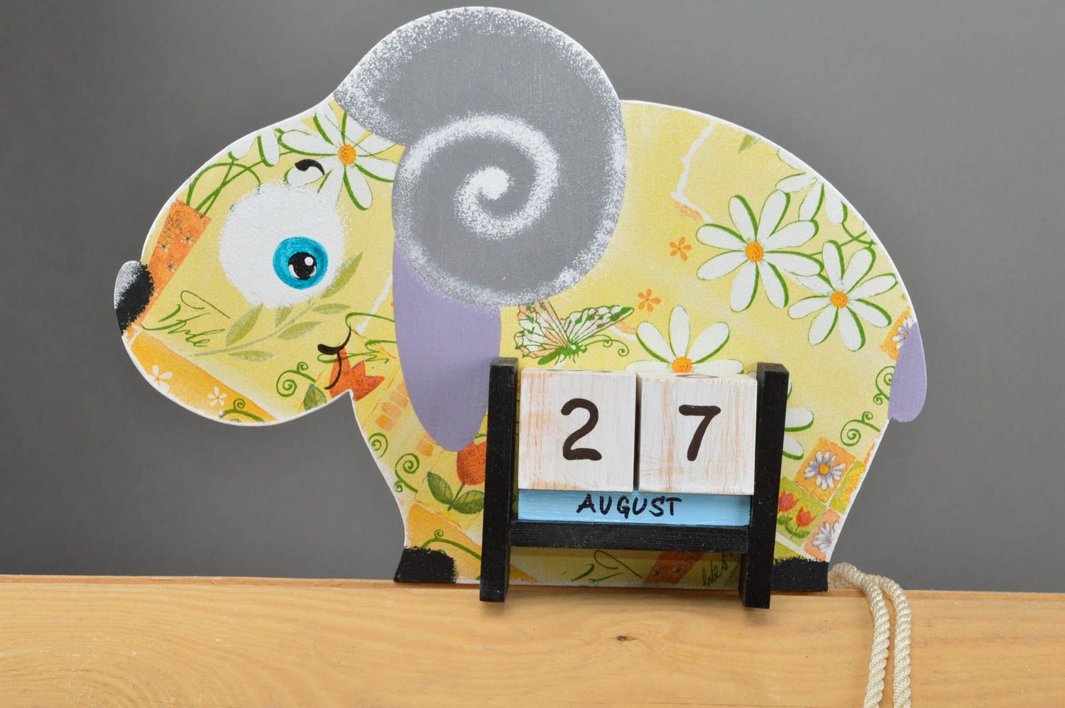Детский календарь в виде барашка из фанеры декупаж с ромашками ручной работы фото 2
