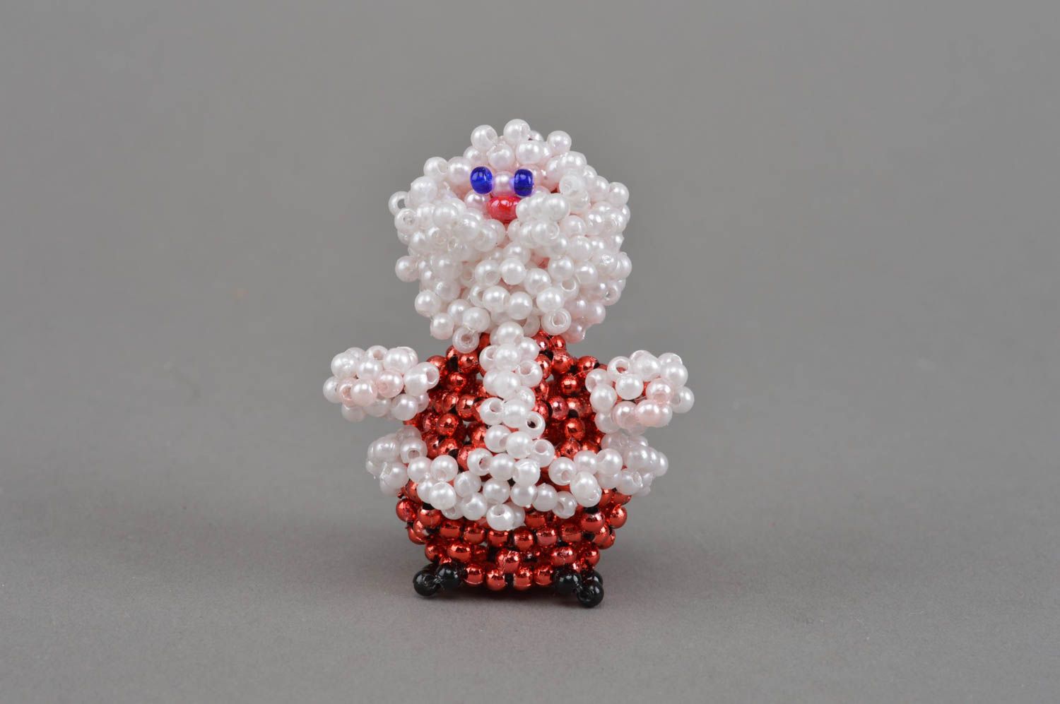 Бисерная фигурка Деда Мороза ручной работы маленькая для настольного декора дома фото 3