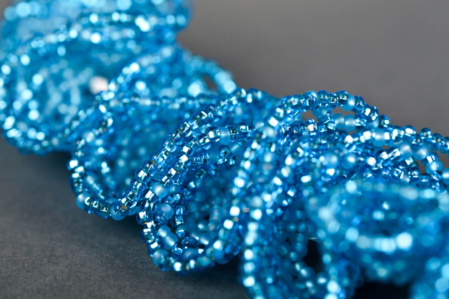 Колье из бисера украшение ручной работы ожерелье из бисера голубое на ленте фото 4