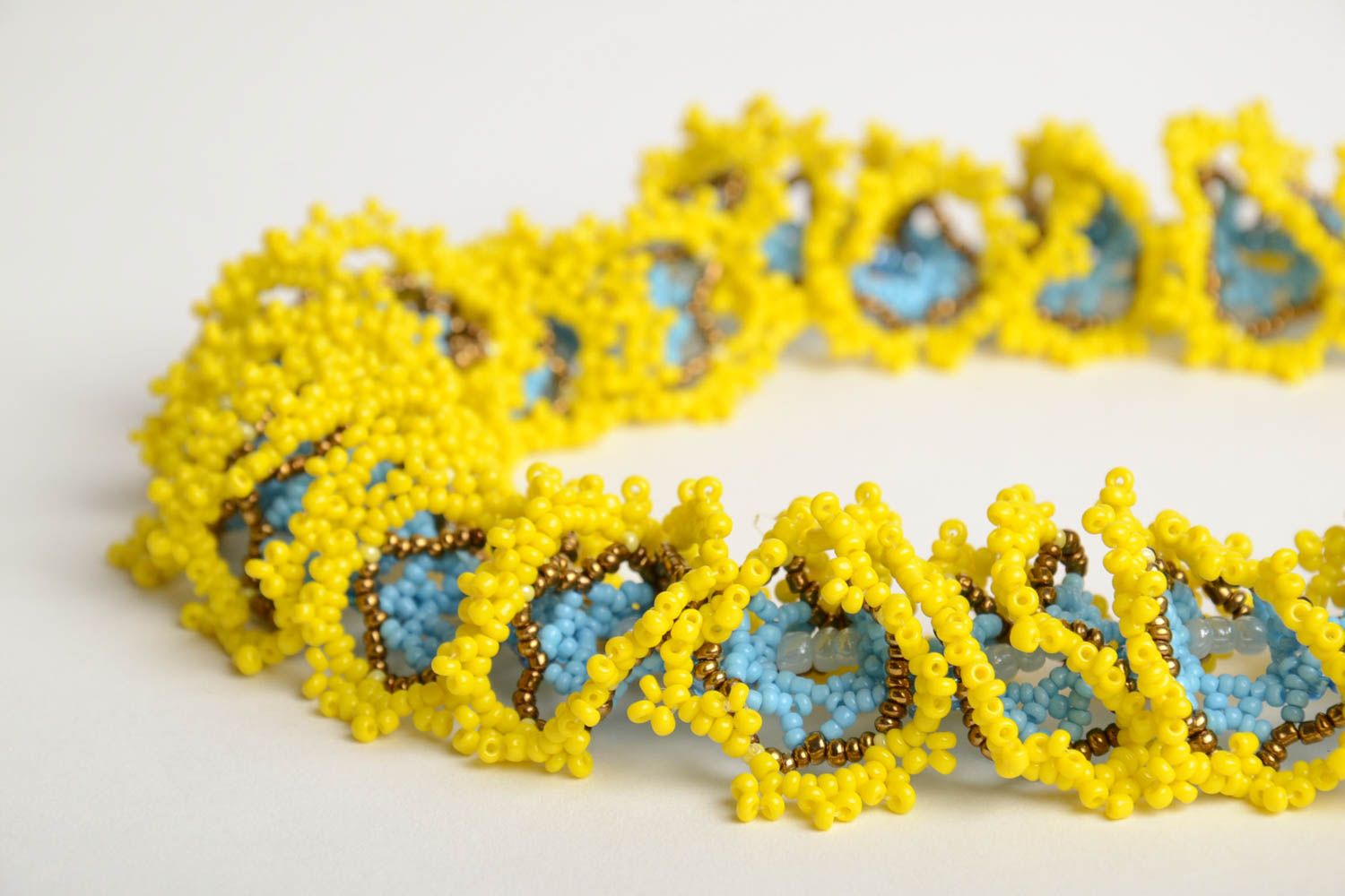 Collar de abalorios checos trenzado a ganchillo artesanal azul y amarillo foto 3