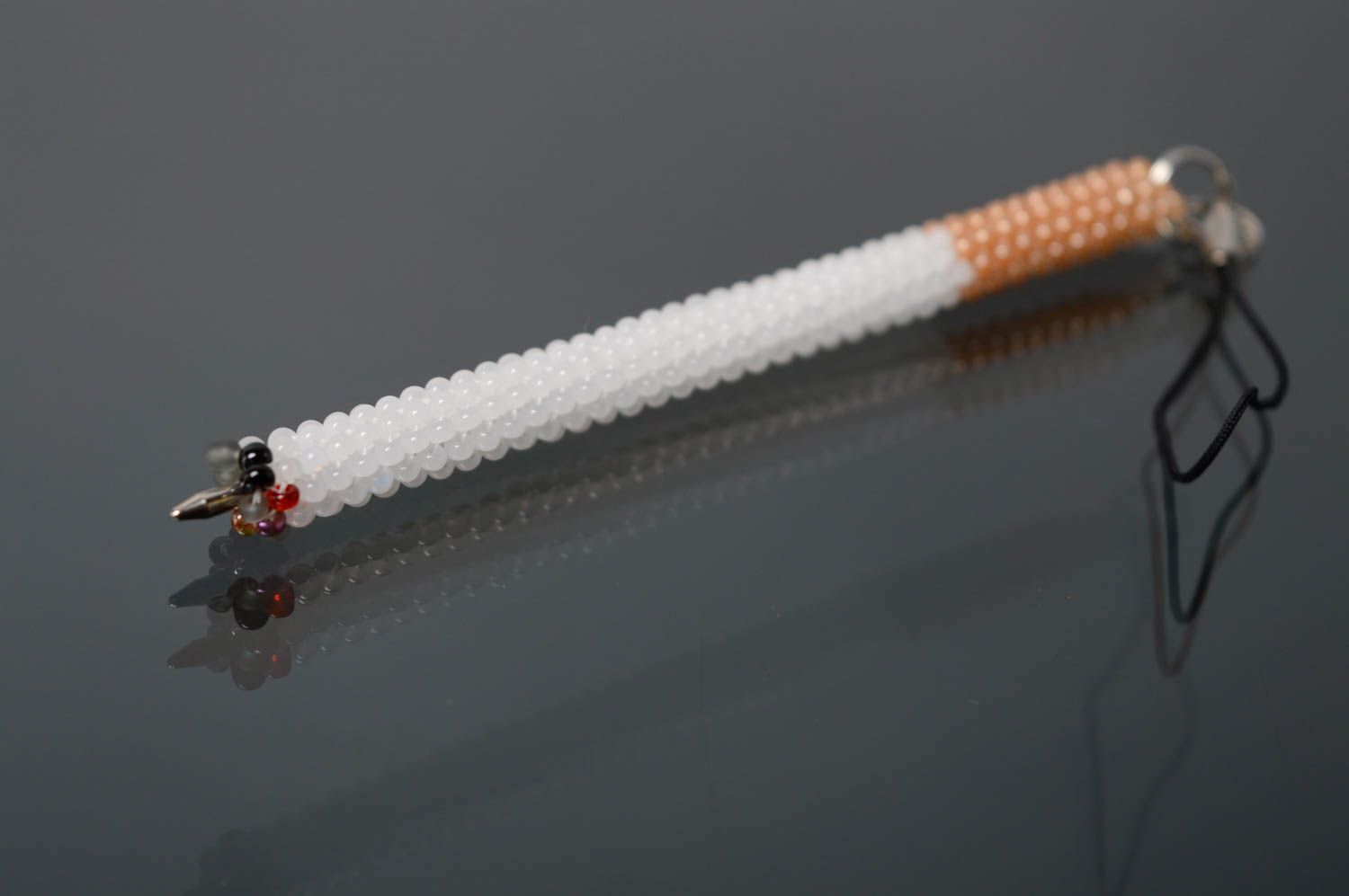 Брелок сигарета из бисера ручка  фото 1