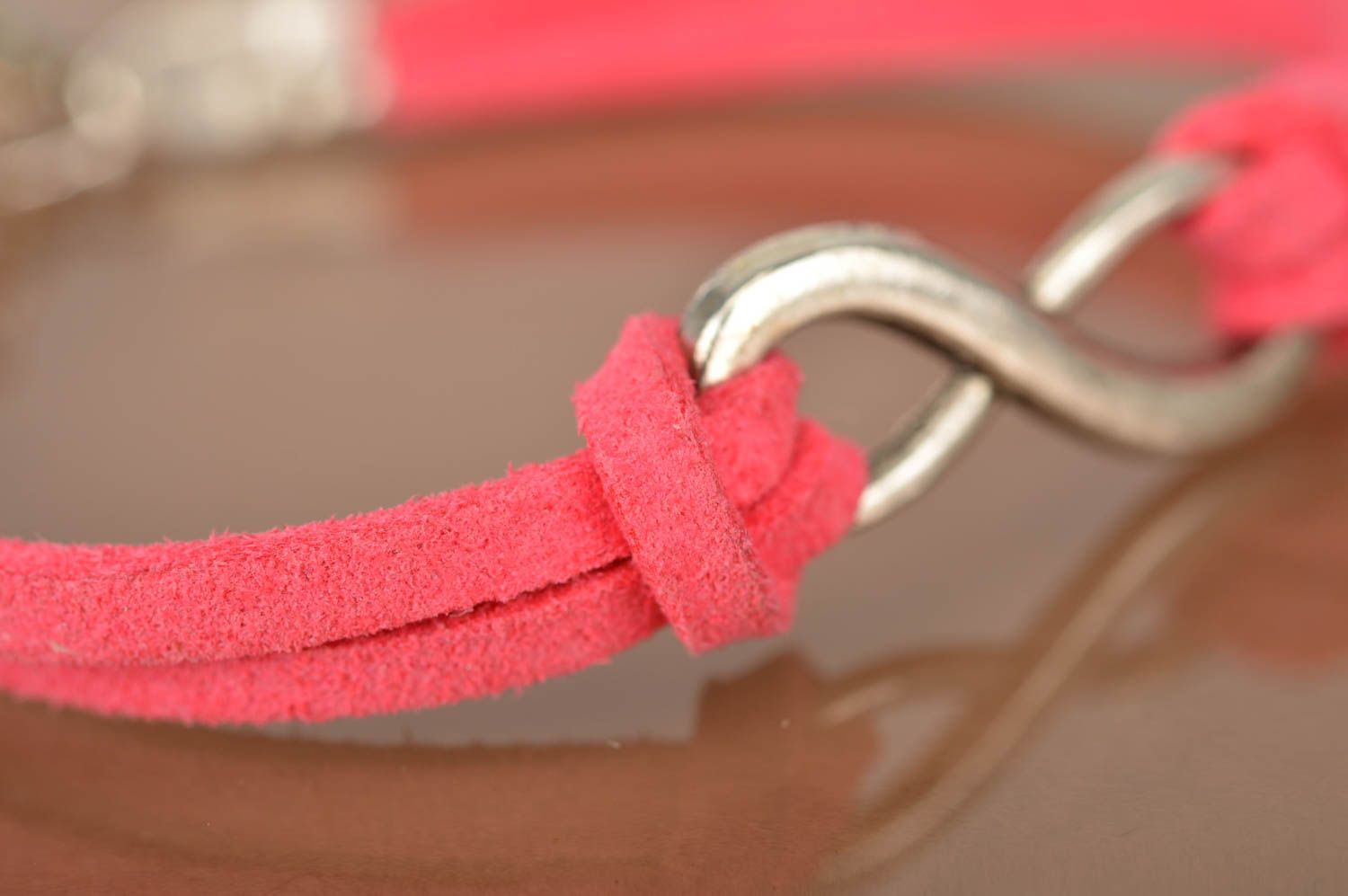 Розовый браслет из замшевых шнурков со вставками ручной работы Бесконечность фото 5