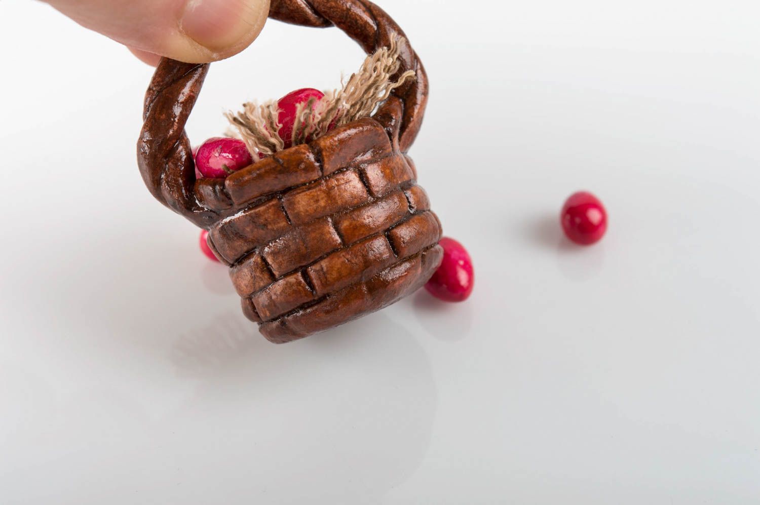 Корзинка с пасхальными яйцами из глины праздничный сувенир ручной работы фото 5