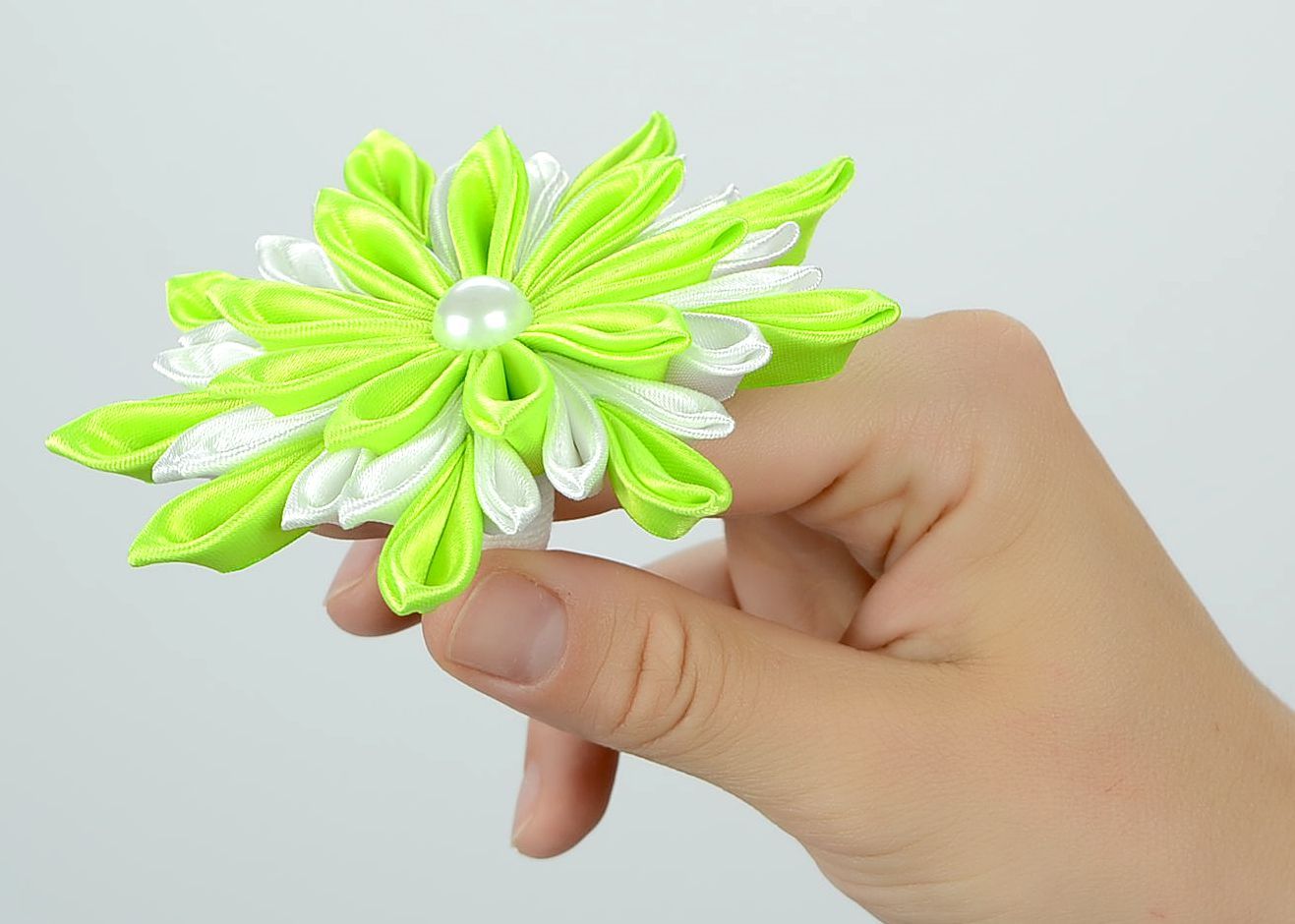 Elástico de cabelo verde-claro e branco com flor de cetim foto 5