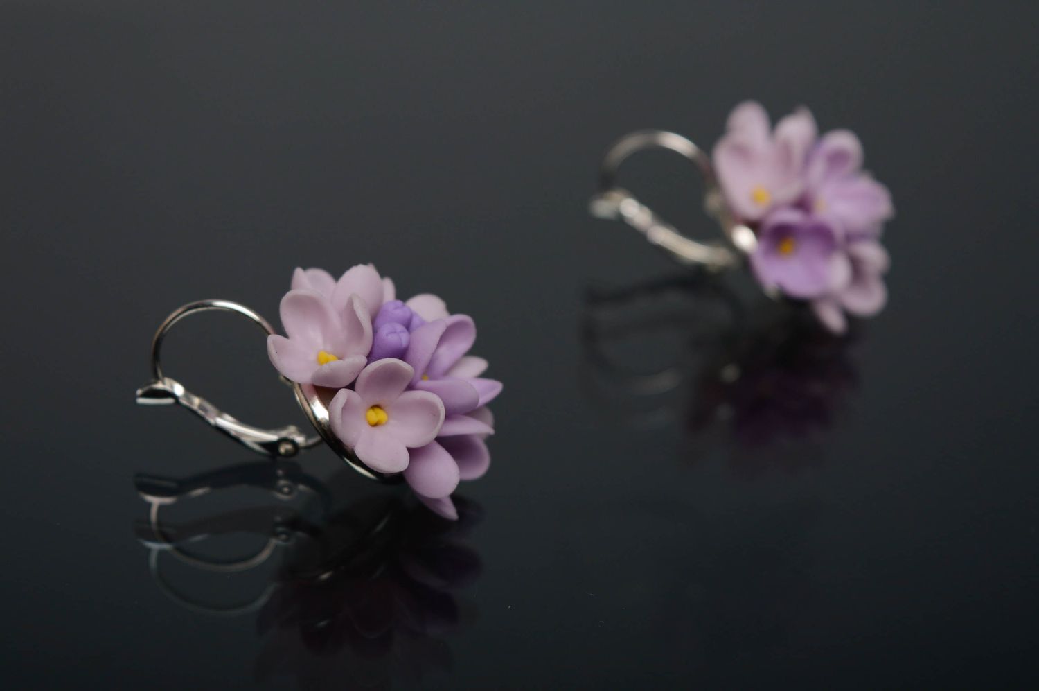 Boucles d'oreilles pendantes en porcelaine froide design avec fleur lilas photo 4