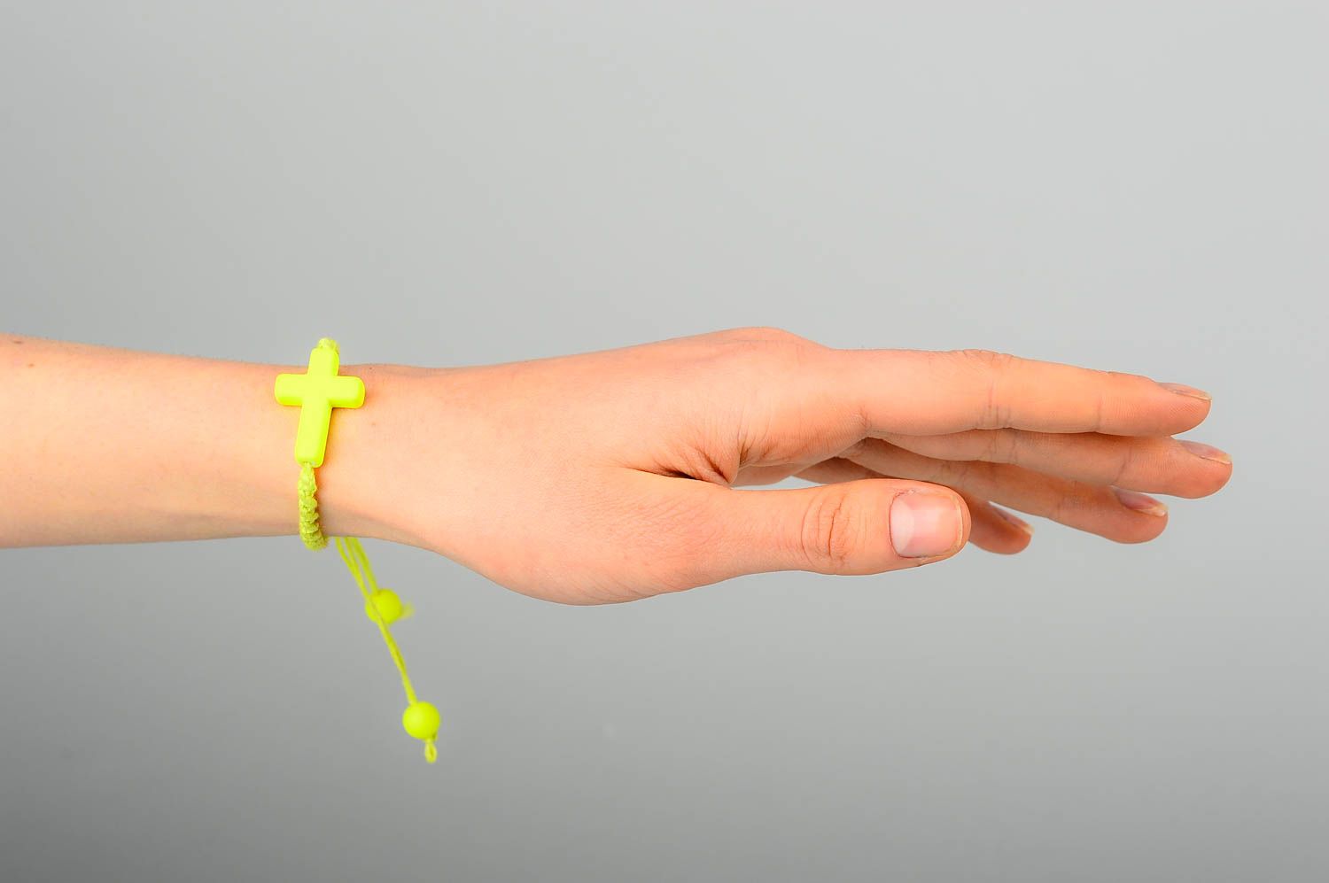 Bracelet en fils Bijou fait main jaune avec croix plastique Cadeau pour femme photo 2