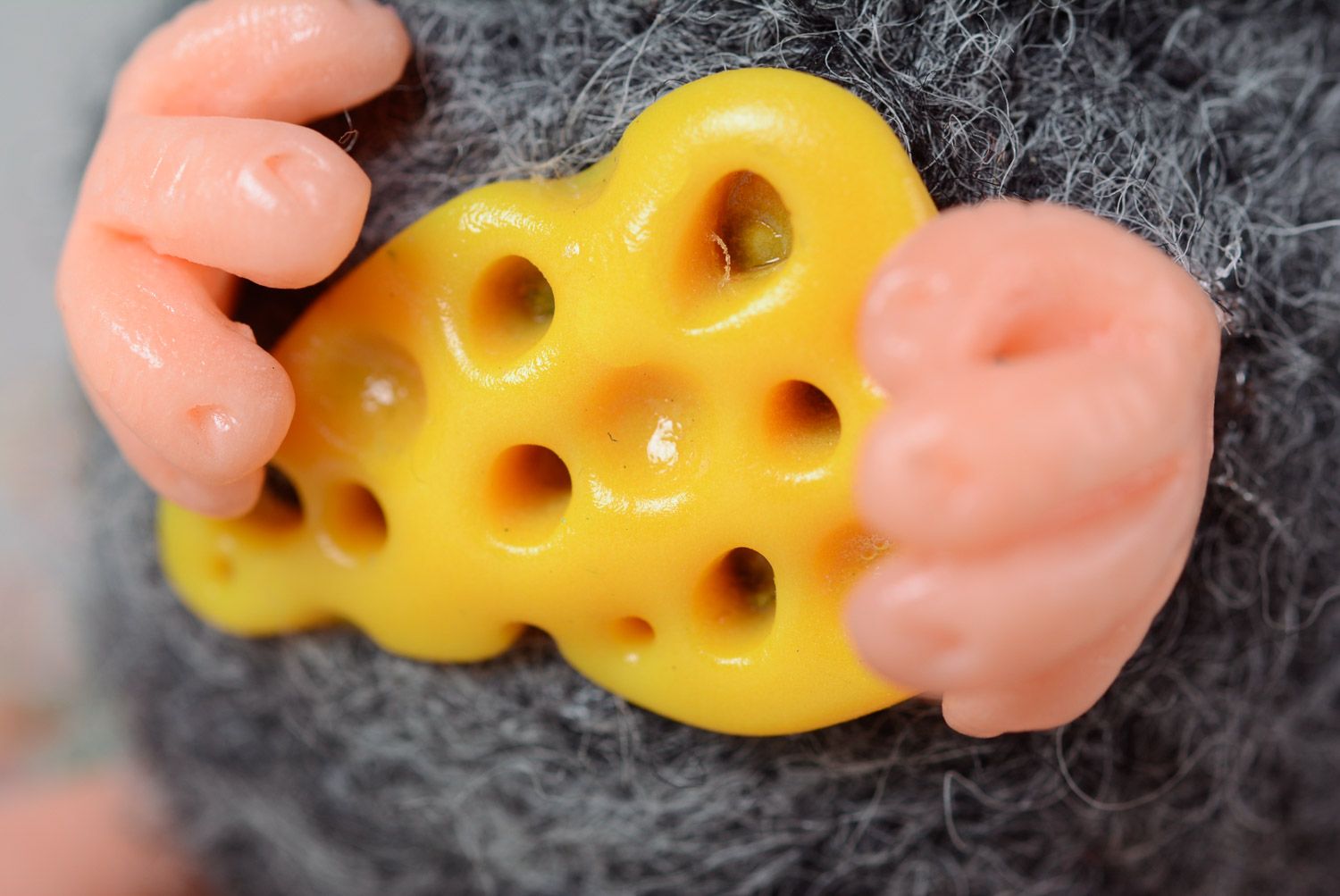 Миниатюрная валяная игрушка из шерсти и полимерной глины ручной работы Мышь фото 4