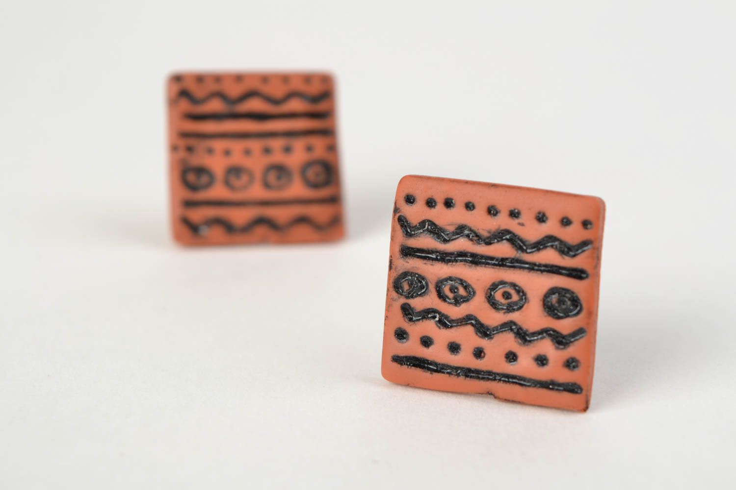 Boucles d'oreilles puces faites main en pâte polymère carrées peintes ethniques photo 5