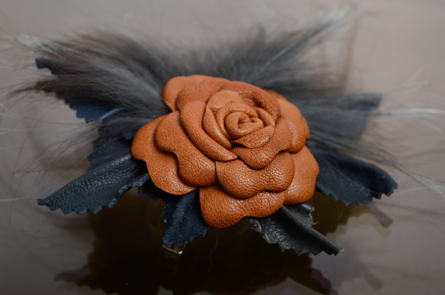 Broche de cuero con forma de flor de color marrón foto 1