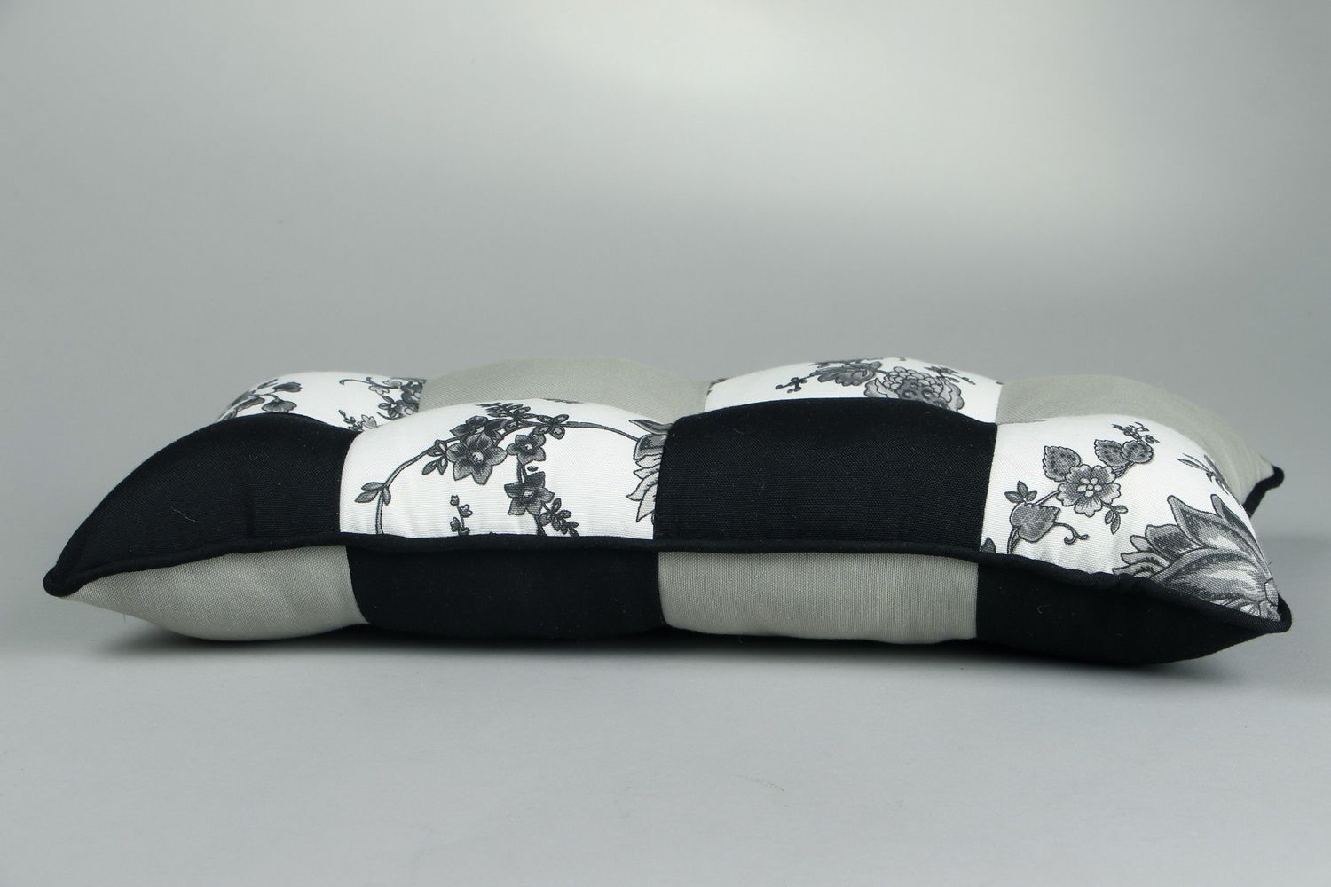 Черно-белая подушка  фото 3