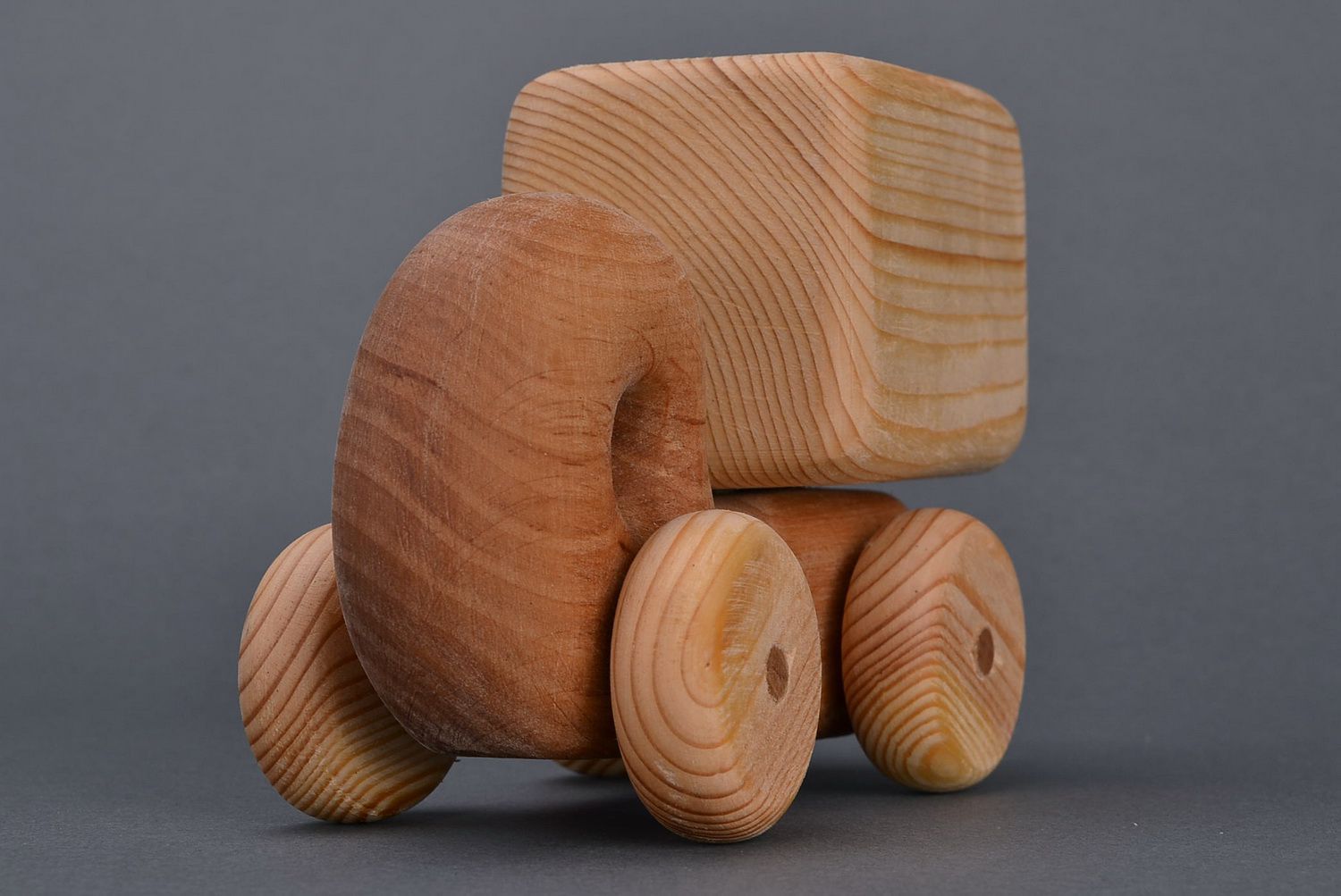 Figura de madera en forma de camión pequeño foto 3