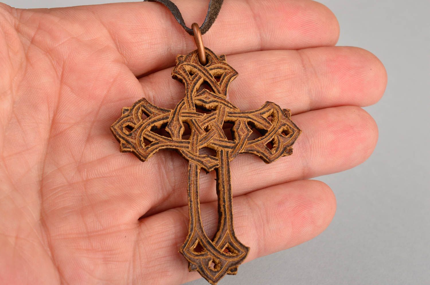Gros Pendentif croix Bijou fait main marron en cuir original Cadeau femme photo 5