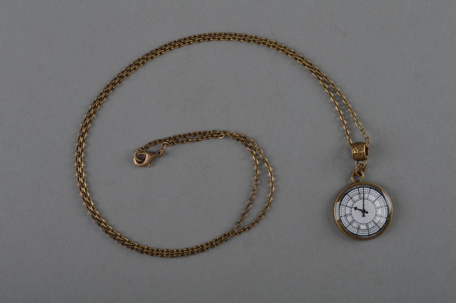 Petit pendentif en résine époxy rond avec cadran de montre fait main vintage photo 1