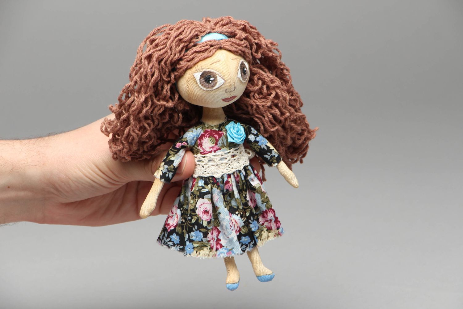 Bambola in stoffa fatta a mano giocattolo bello dipinto con colori acrilici
 foto 2