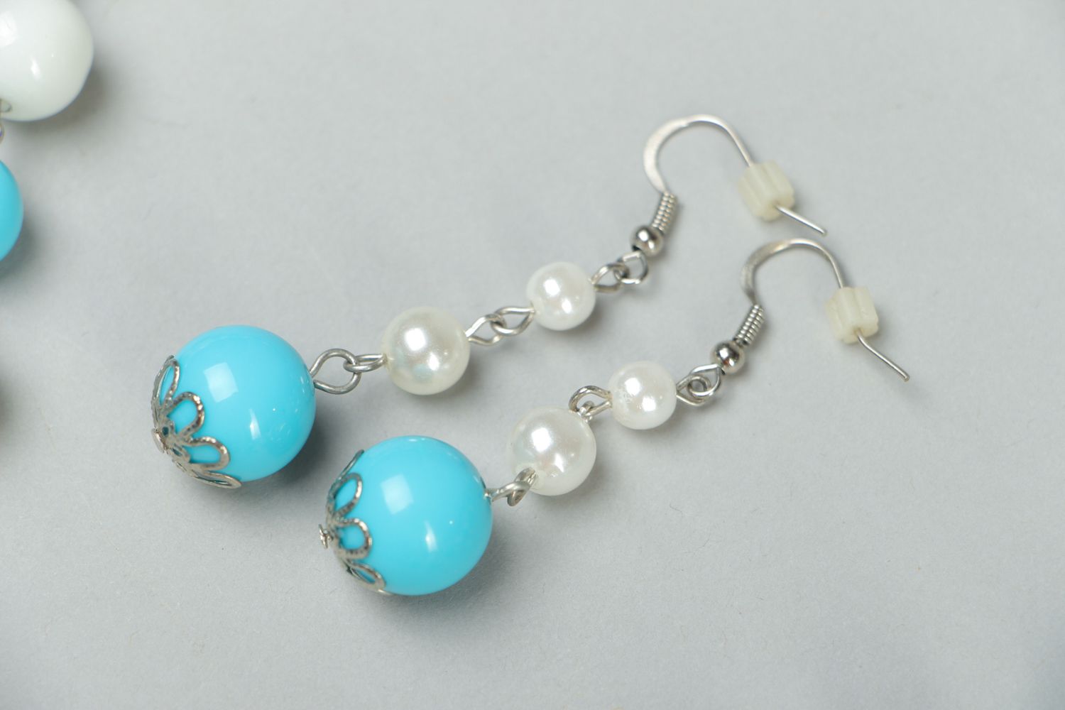 Set of jewelry made of white and blue beads photo 2