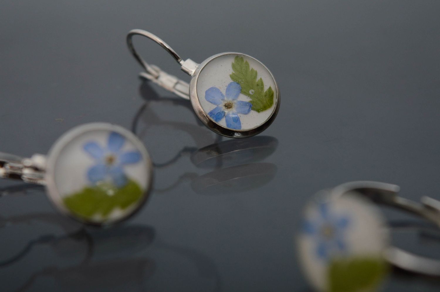 Earrings and ring with natural flowers embedded in epoxy resin photo 4