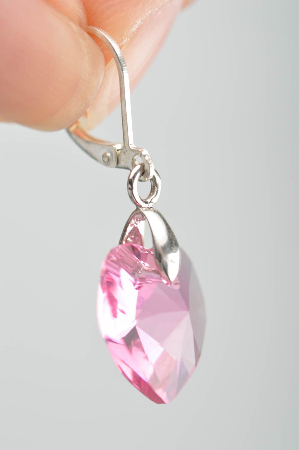 Серьги с кристаллами в виде сердечек розовые нежные изысканные ручной работы фото 3