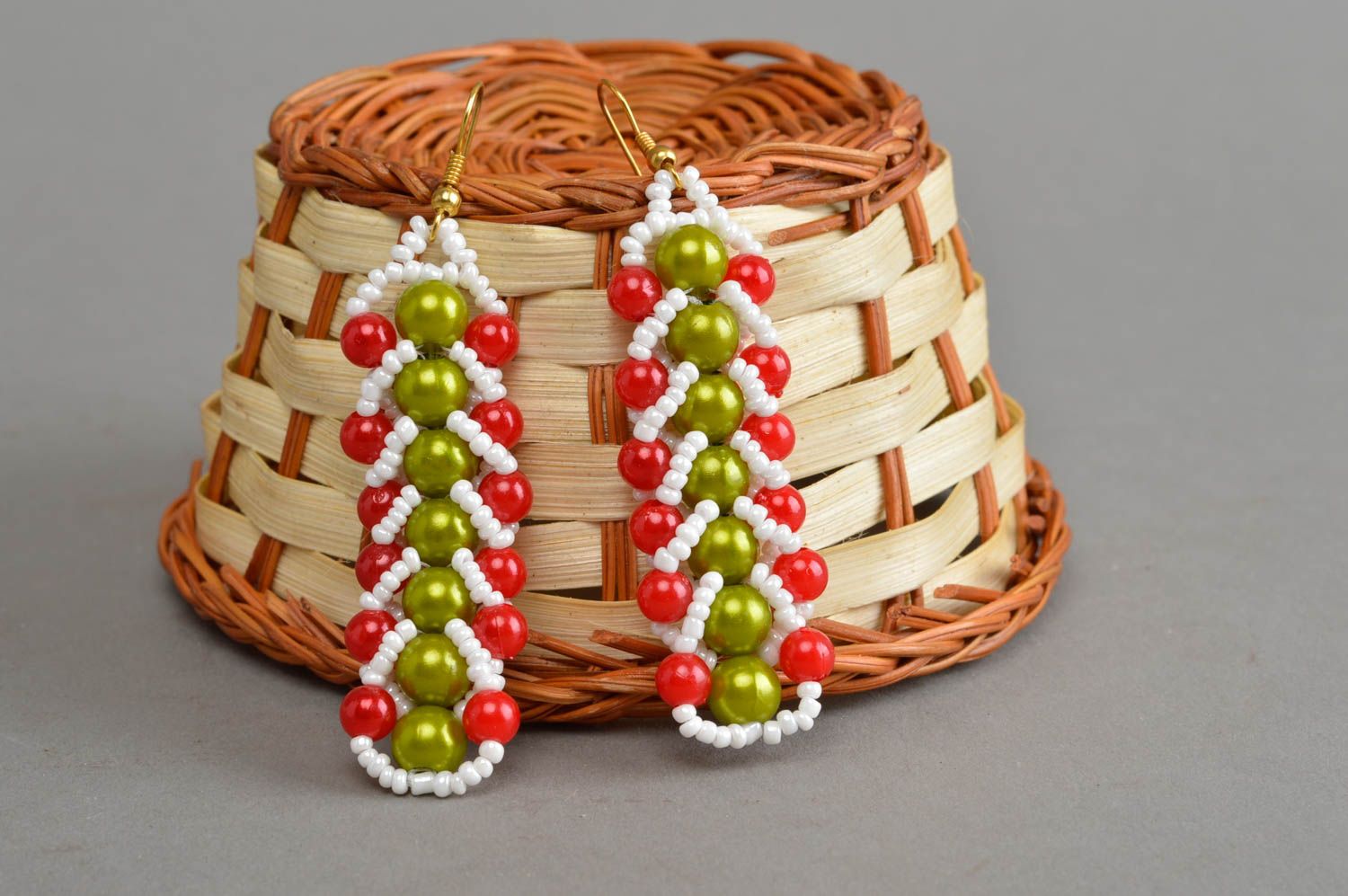 Boucles d'oreilles en perles de rocaille faites main multicolores pendantes photo 1