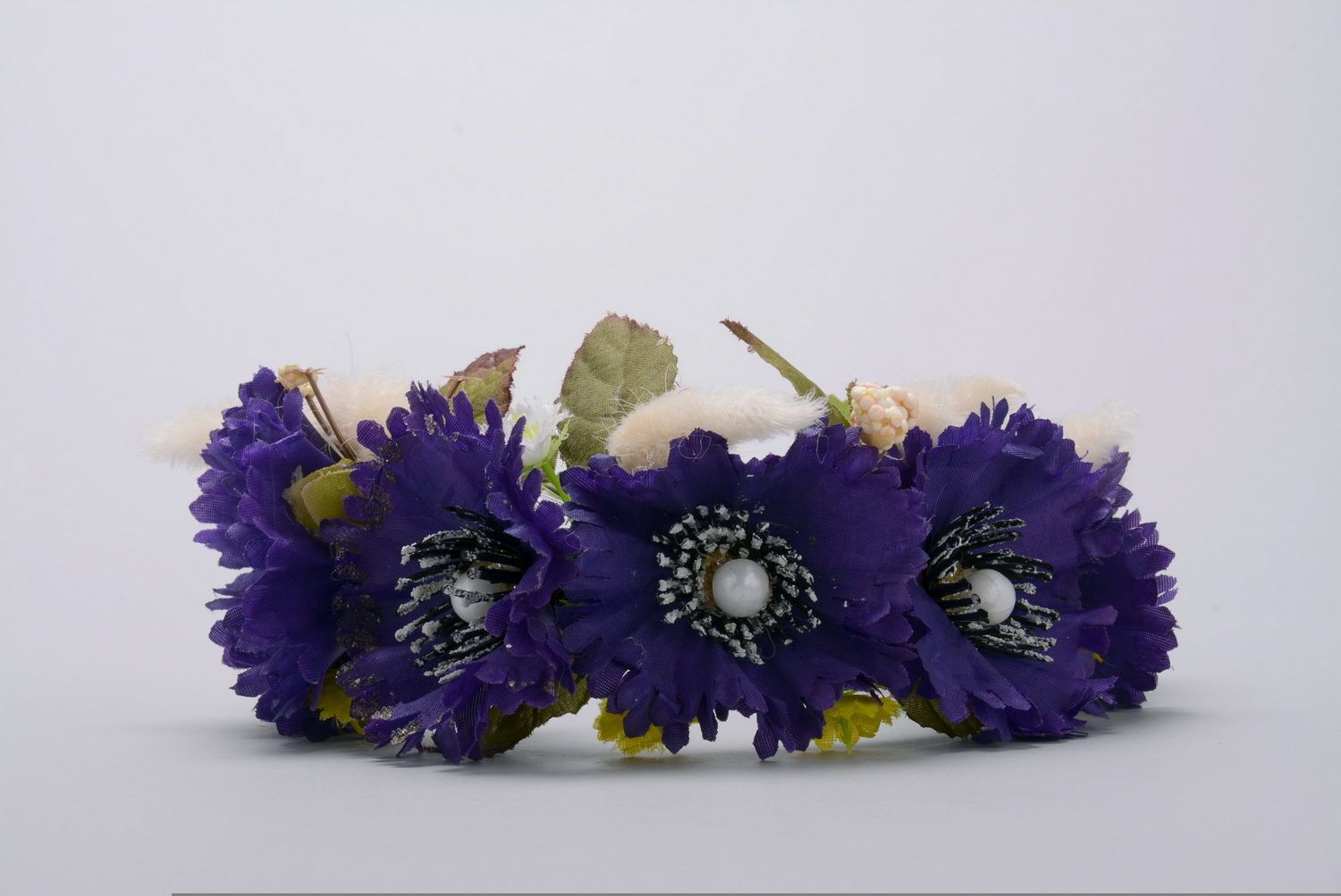 Corona con flores de color púrpura foto 5