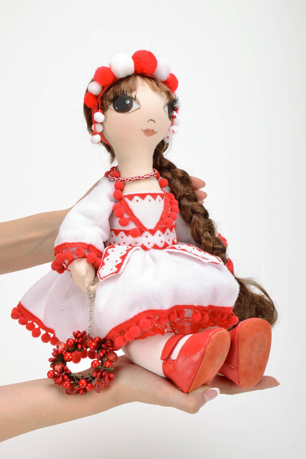 Boneca com um suporte em vestido vermelho-branco foto 3