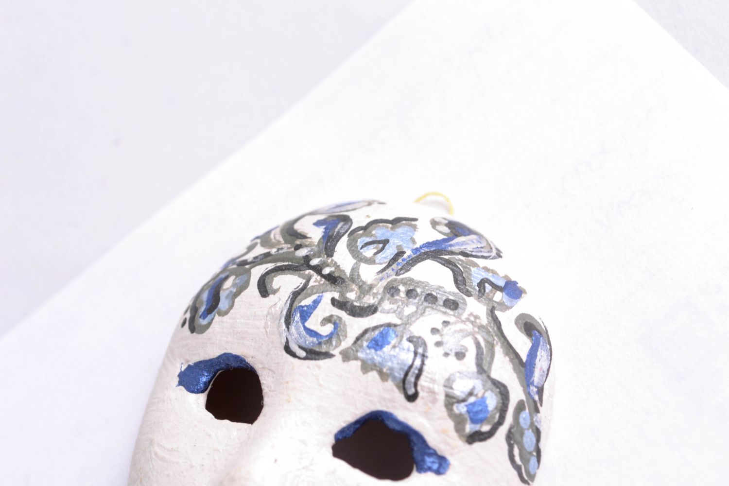 Mini masque décoratif en argile peint fait main photo 3