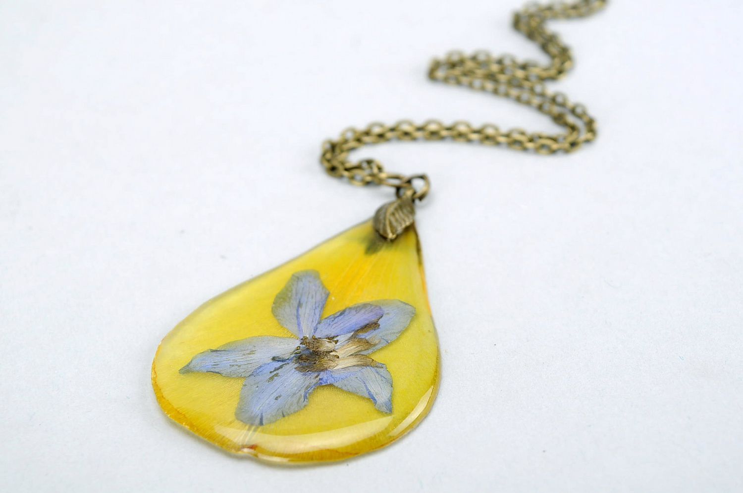 Pendant covered with epoxy Petal of tulips and delphinium photo 1