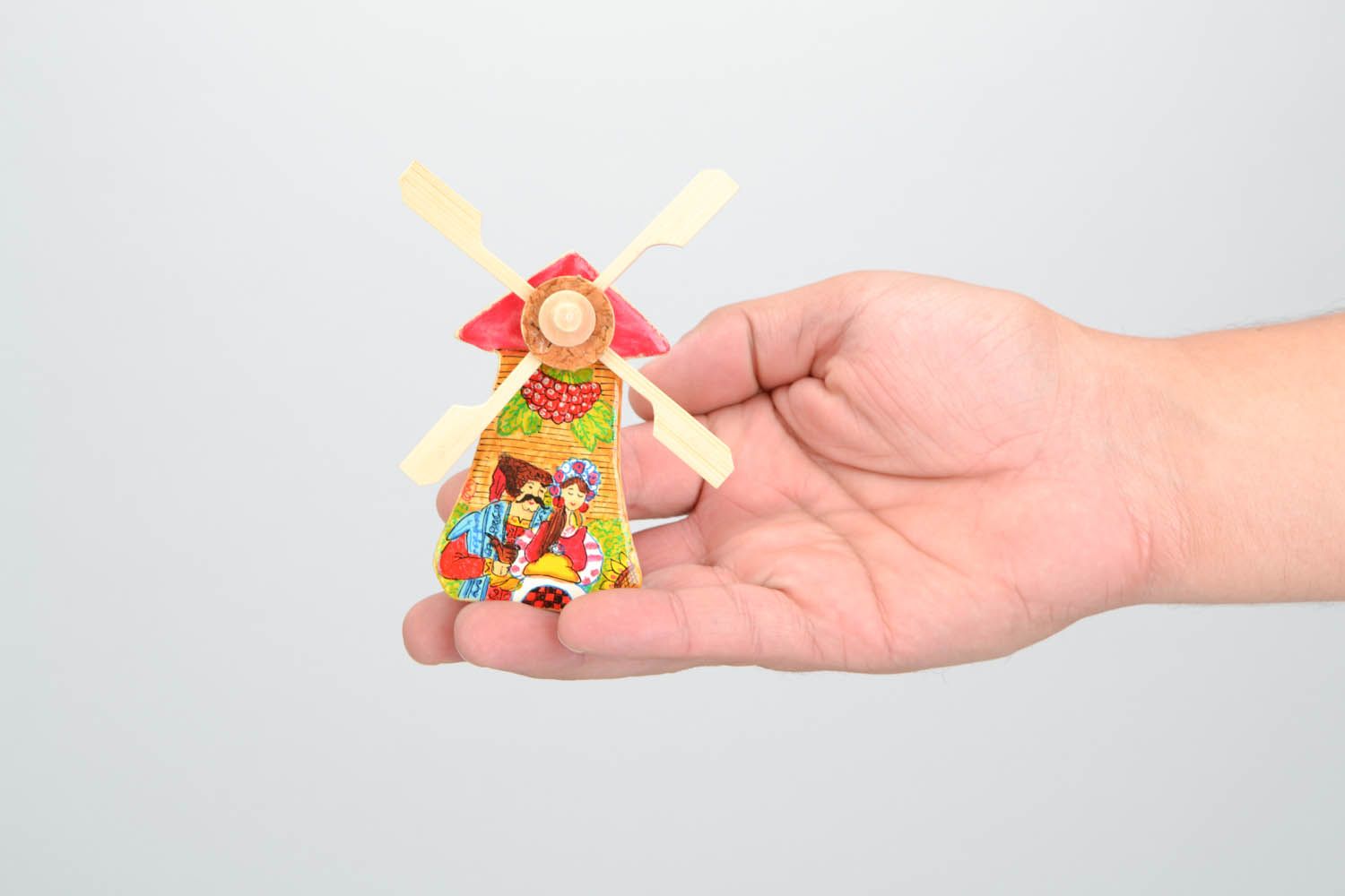 Brinquedo de madeira em forma de moinho foto 2