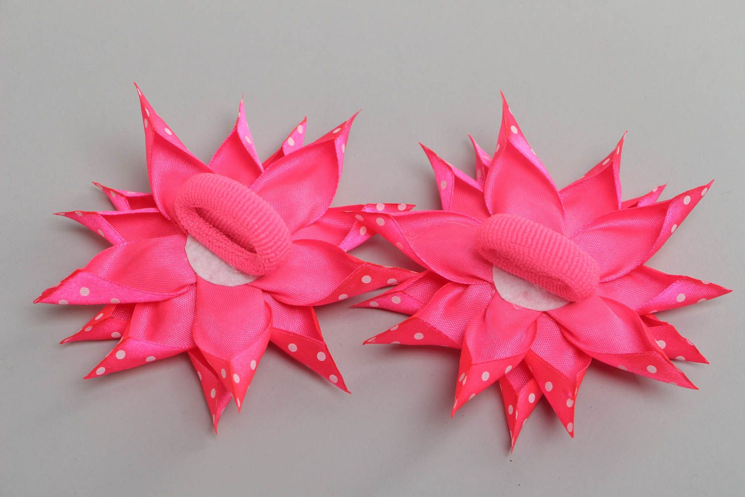 Blumen Haargummi Set aus Atlasbändern handmade in Form von rosa Blumen 2 Stück foto 4