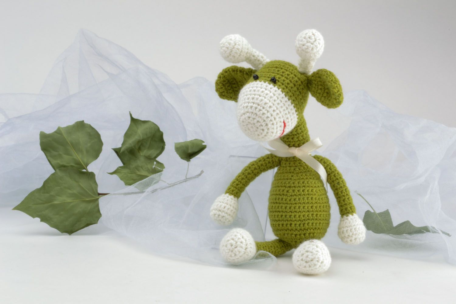 Brinquedo tricotado com gancho Girafa verde foto 1