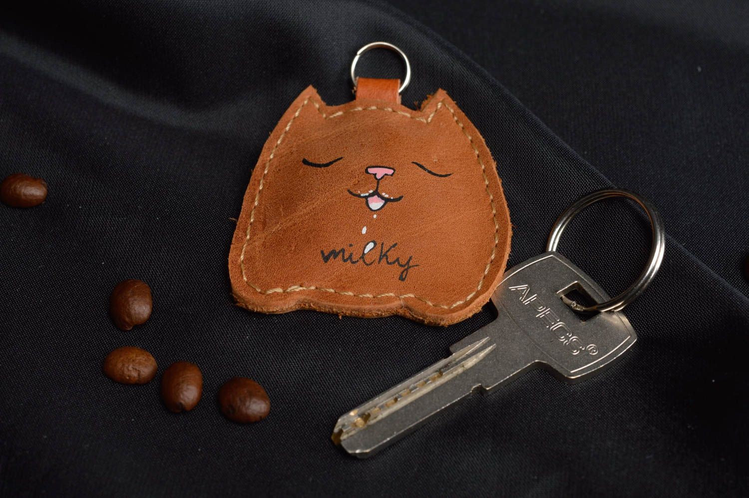 Porte-clés chat marron en vrai cuir fait main accessoire original de créateur photo 1