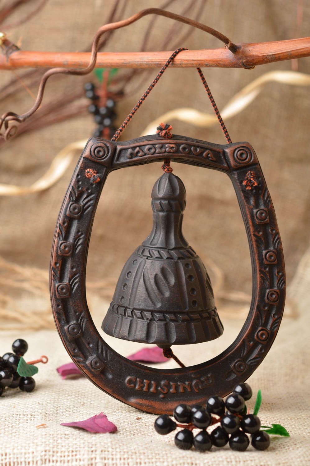 Herradura cerámica artesanal original de color marrón pequeña con campanilla foto 1