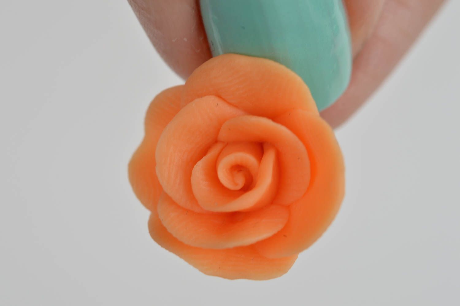 Серьги - гвоздики ручной работы роза розового цвета из полимерной глины фото 3