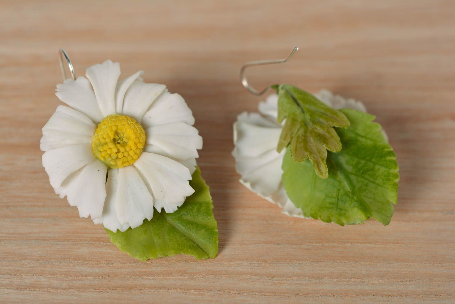 Schöne Blumen Ohrringe aus Polymer Ton Kamillen zart weiblich nett Handarbeit foto 2