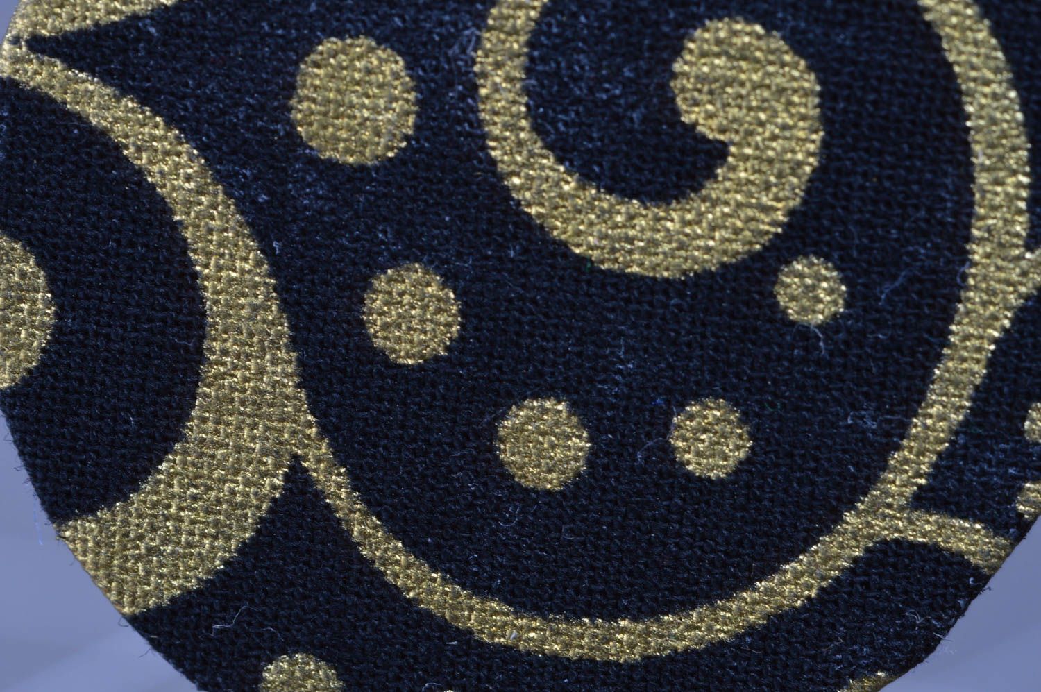 Handgemachte runde künstlerische blau gelbe Ohrringe aus Textil mit Anhängern  foto 2