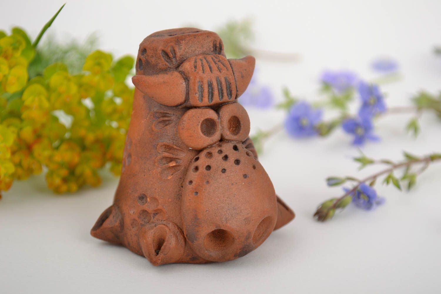 Silbato cerámico con forma de figura de torro marrón pequeño gracioso artesanal foto 1