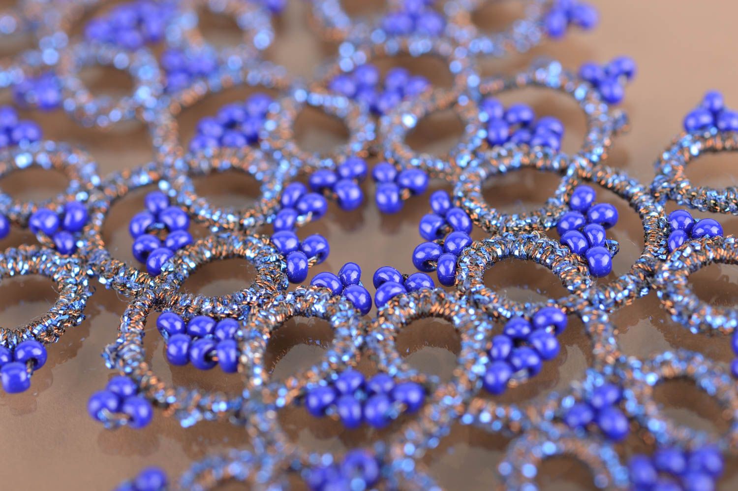 Bracelet bleu fils de satin perles de rocaille tchèques frivolité fait main photo 4