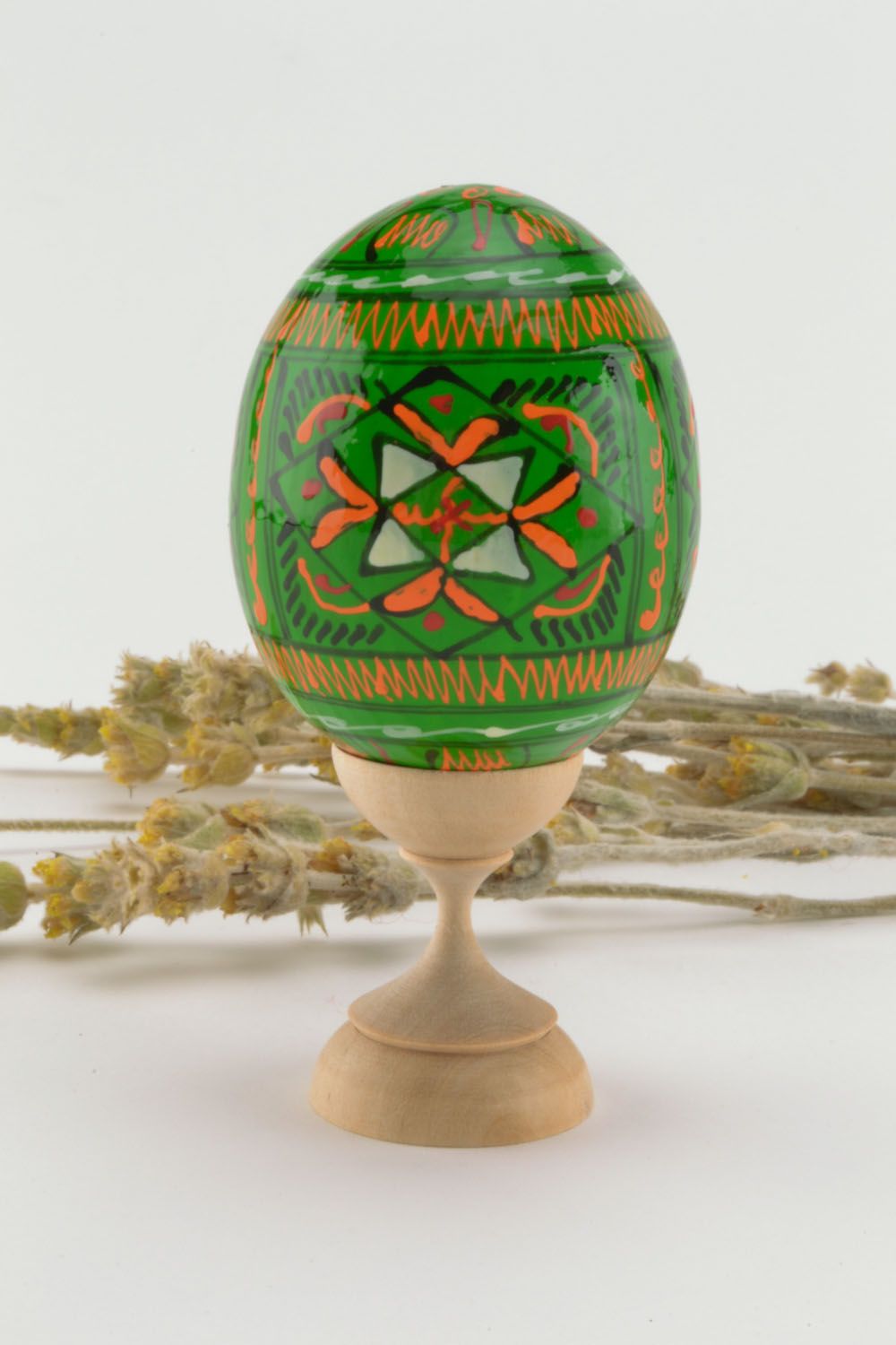 Huevo de Pascua pintado de color verde foto 1