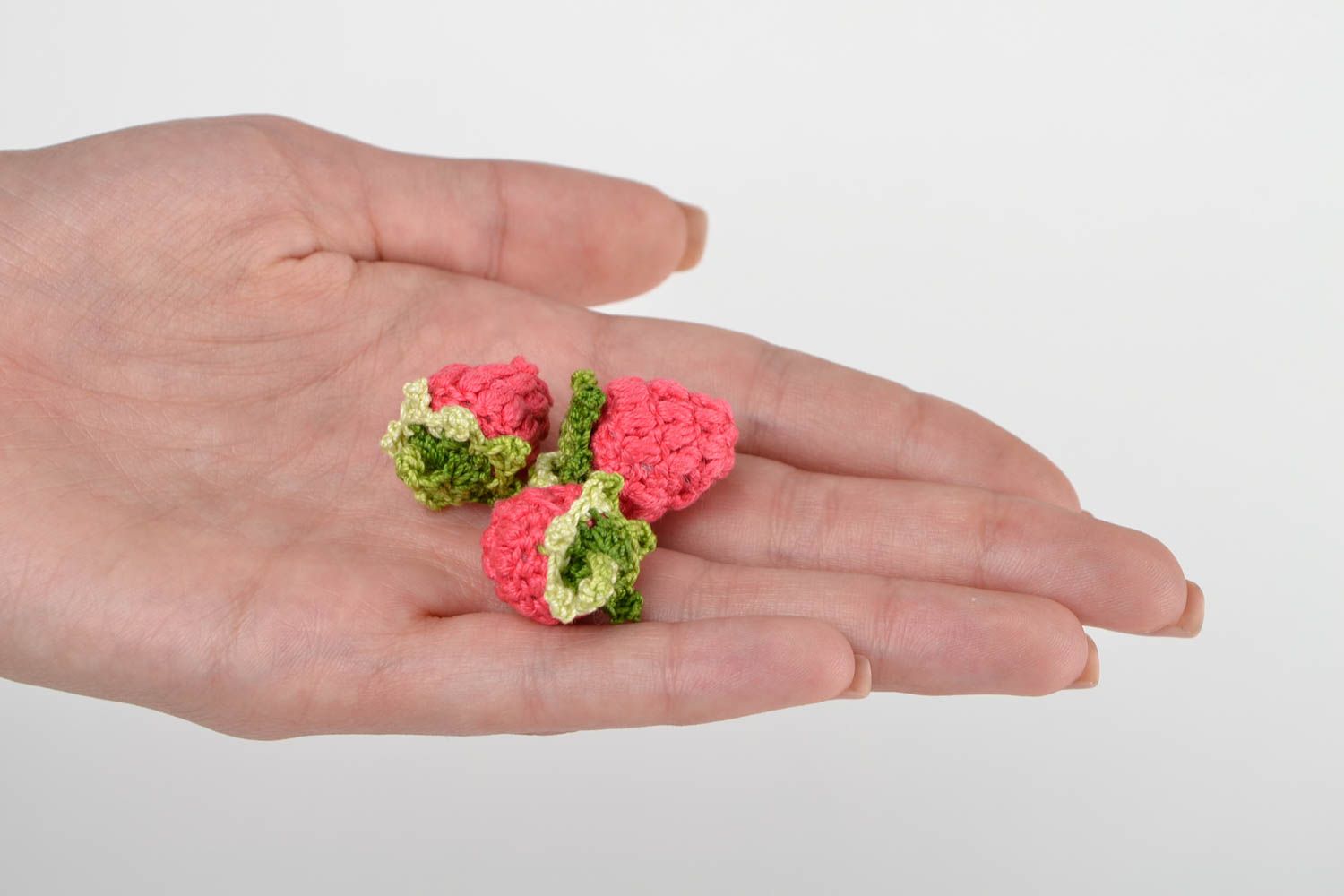 Ягоды крючком ручной работы вязаные ягоды мягкие игрушки малинка 3 штуки фото 2