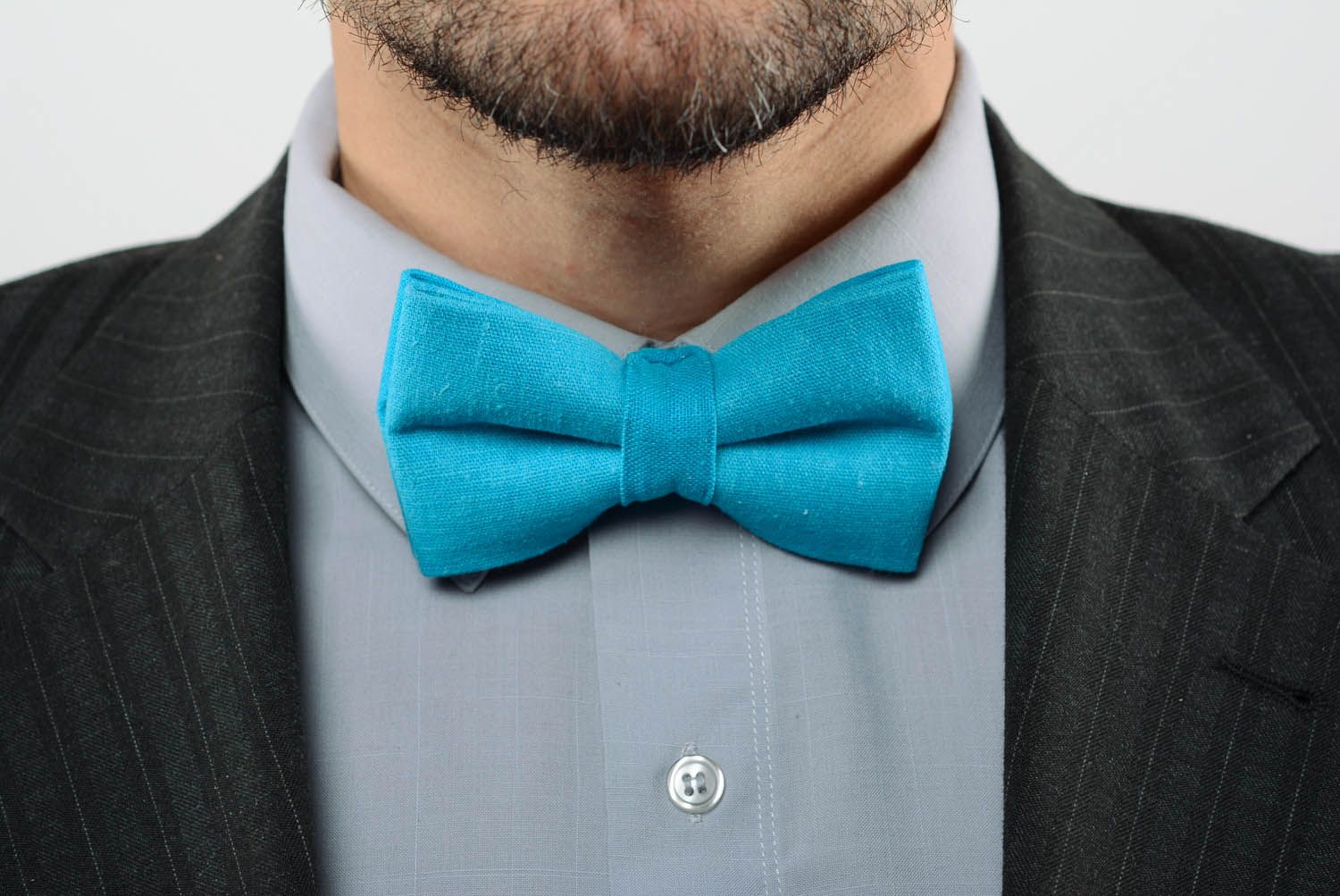 Gravata borboleta azul feita de tecido de linho foto 1