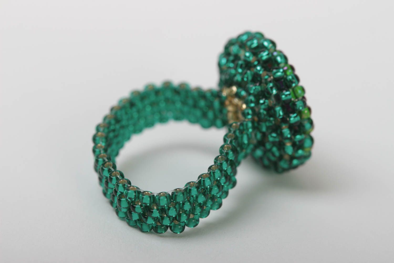 Bague originale vert émeraude faite main en perles de rocaille et cristal ronde photo 3