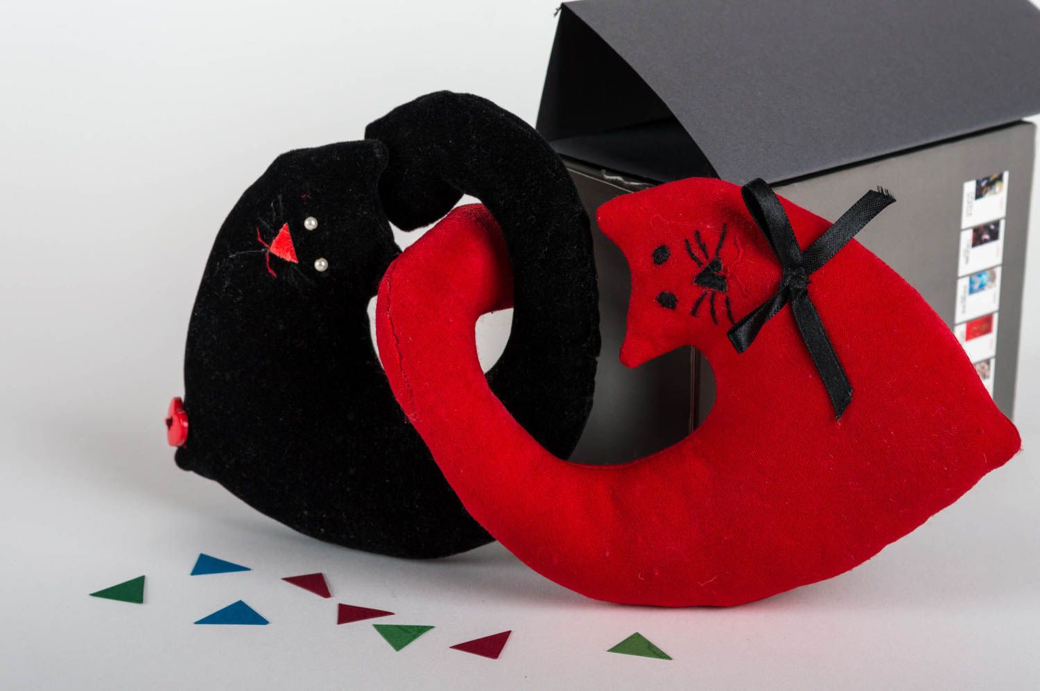 Kuschelige Spielzeuge aus Stoff für Dekor und Kinder zwei Kater schwarz und rot foto 1