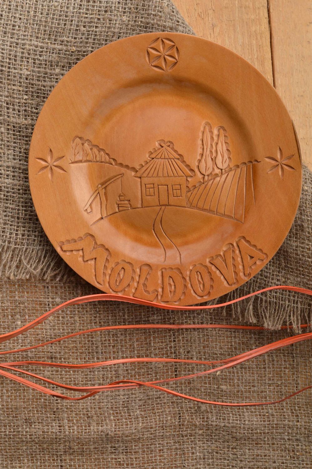 Тарелка из дерева ручной работы с резьбой красивая в этническом стиле авторская фото 1