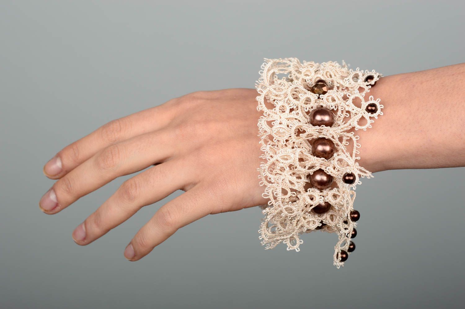 Bracelet textile Bijou fait main beige design de créateur Accessoire femme photo 5