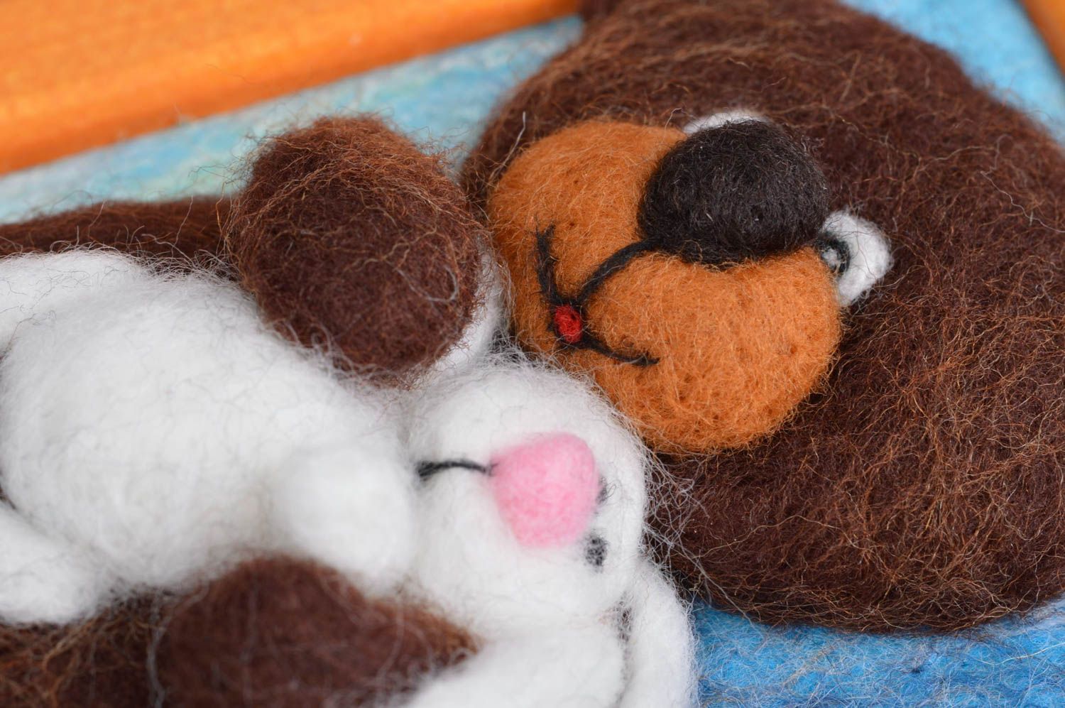 Tableau en laine feutrée dans cadre en bois fait main ours avec lièvre photo 4