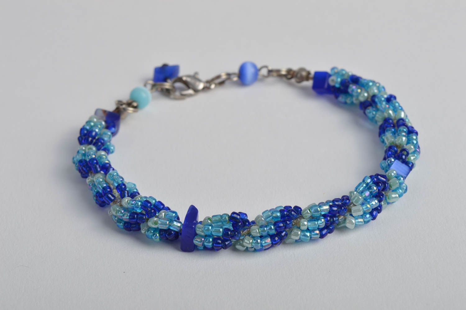 Bracelet bleu fait main Bijou fantaisie Cadeau femme en perles de rocaille photo 4
