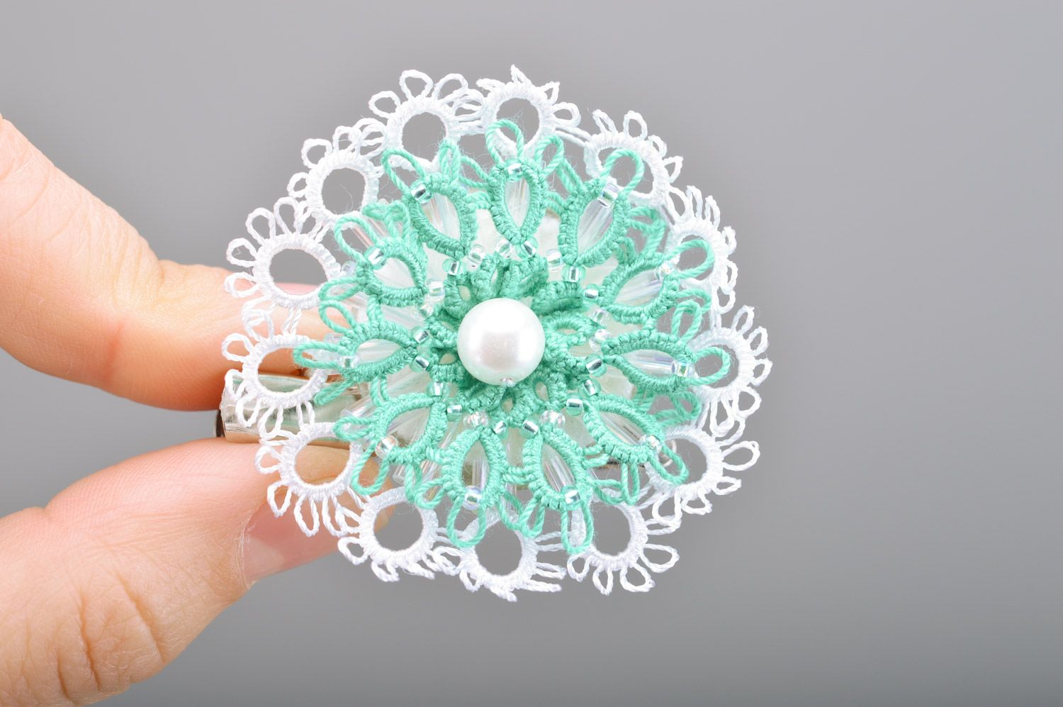 Bunte handgemachte Brosche Haarspange Blume mit Glasperlen in Occhi Technik  foto 1