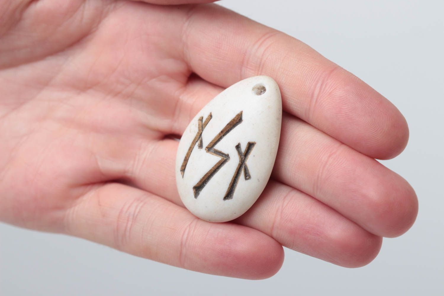 Pendentif ovale fait main Bijou ethnique Accessoire femme runes amulette photo 5