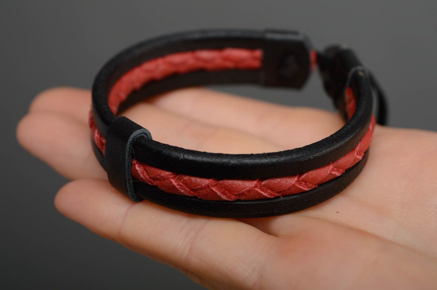 Плетеный браслет из кожи черный с красным фото 2