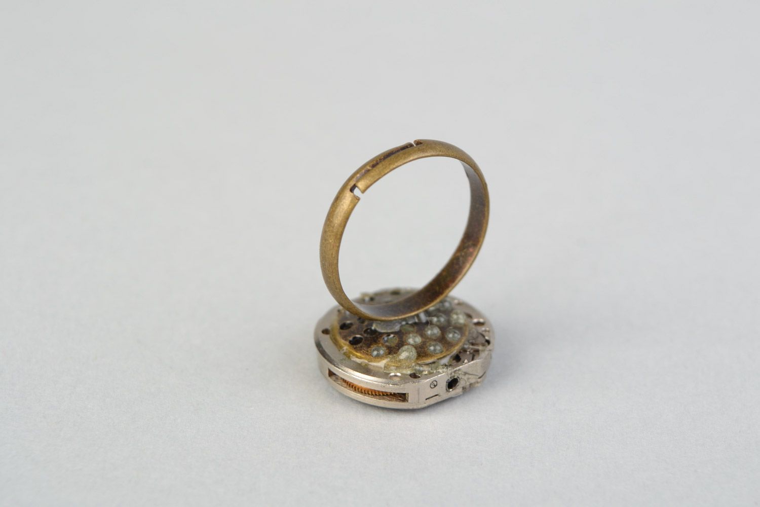 Runder handgemachter Steampunk Ring aus Metall mit Uhrwerk  foto 5