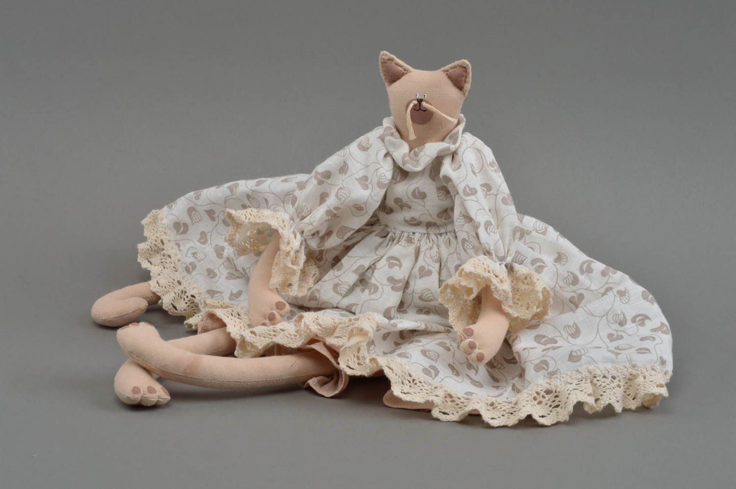 Textil Kuscheltier Katze weiß im hellen Kleid hoch schön handmade für Dekor foto 3